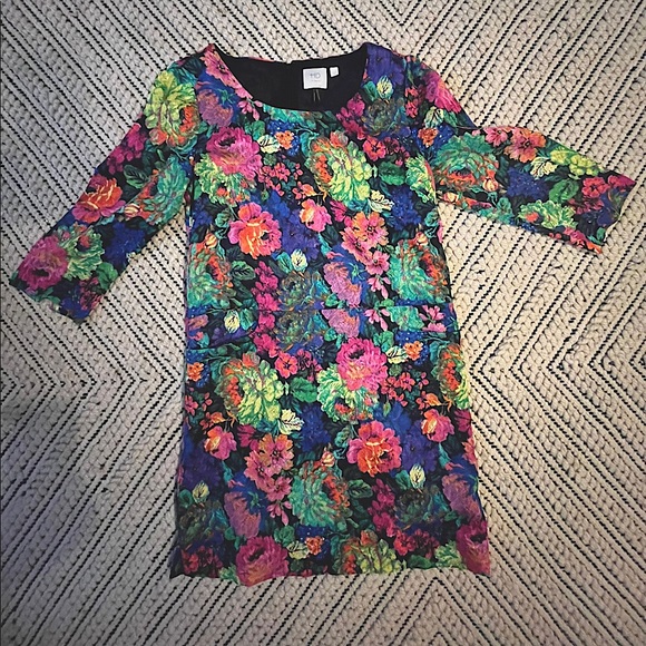 Size small floral dress with pockets. - Picture 1 of 1